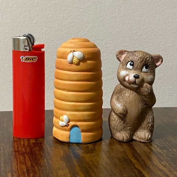 Bear and Beehive Salt and Pepper Shakers. Perfect condition - Picture 7 of 8